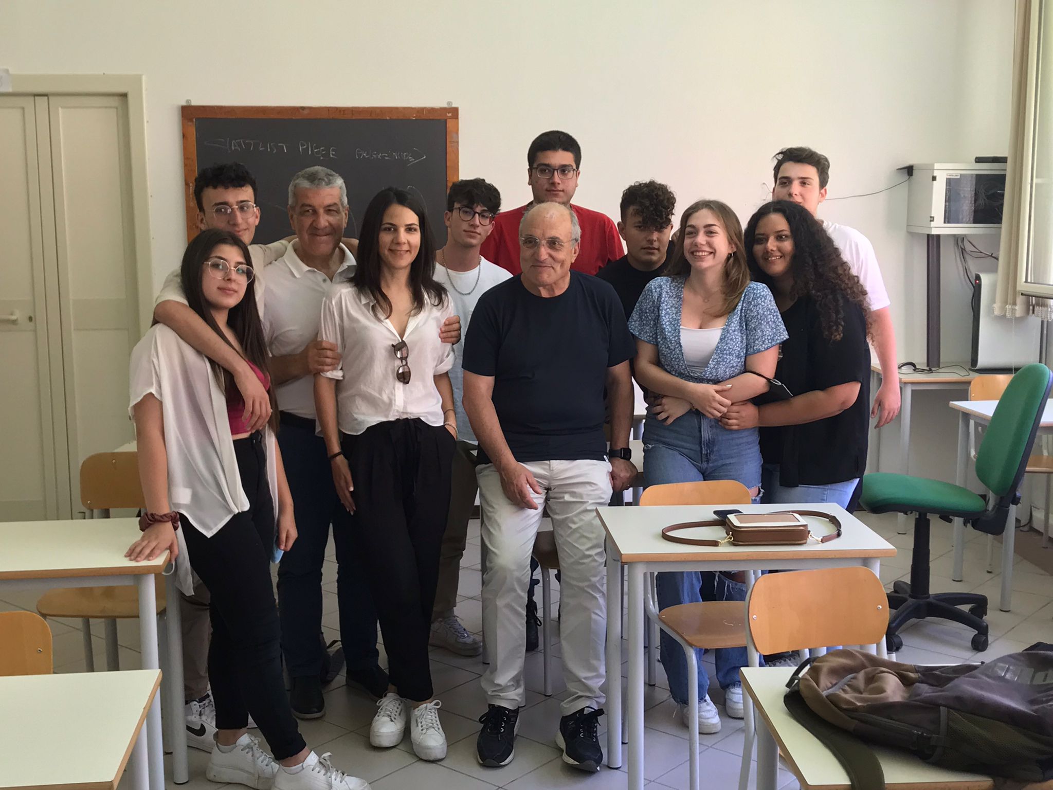 Frank Teti e Lucy Teti insieme agli alunni e al dirigente Servello dell'”ITT G. Malafarina”